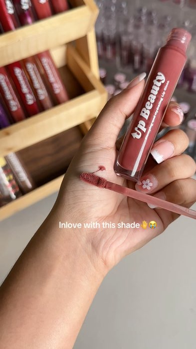 The gloss that understood the assignment.💼 #MakeupAddictPH #GlossyLips #shopeefinds #PHBeautyTrends #lipgloss #shopee #upbeautyph