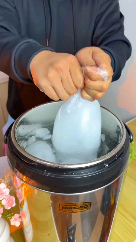 #waterjug #Largecapacitywaterjug #Largecapacitywaterjug #water #jug #stainlessjug #HotandColdWaterjug #trending #viral #christmas2025 #fyp #foryou