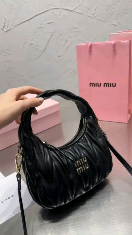 Check out  High-quality, stylish and versatile shoulder bag for commuting and daily use. #MasMuraSaShopee #FreeCoinsInShopeeVedio