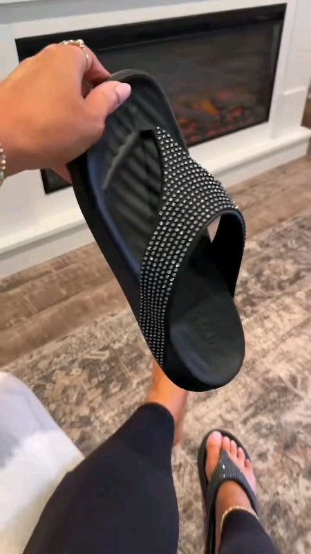 #crocs womens getaway gems triangle flip in #freecoinsInshopeevideo #triangle #gems#getaway #flipIn #ShopeePHPaydaySale #MASMURASASHOPEE #💯✅❤️ #fyp