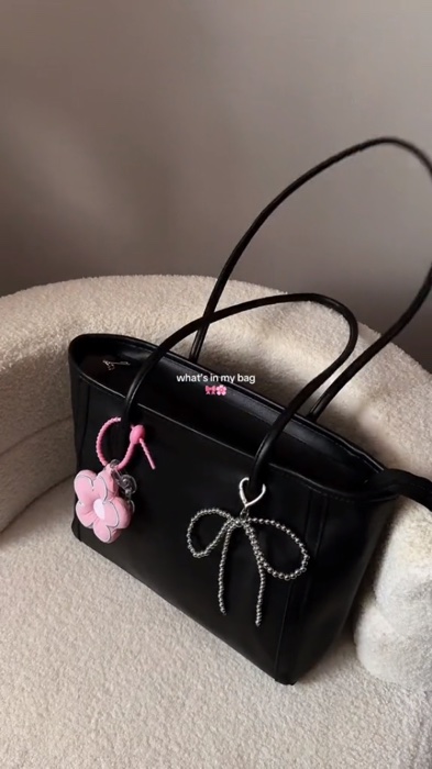 Bag raid’ #whatsinmybag #unibag #totebags #officebag #thatgirl #pink #pinkaesthetic #coquette