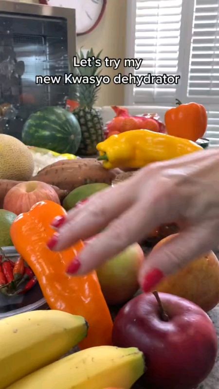 Dehydrating and preserving healthy snacks#dehydrator#buyitorleaveit#foodpreservation#fooddehydrator#healthy#fruit#vegetables#healthyliving#machine