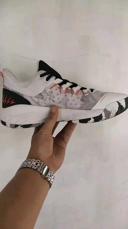XTEP JLIN-TEAM BASKETBALL SHOES