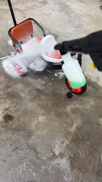 Easiest way to clean🧽 #washer #trending #fyp #carwash #musthave #Home #pressurewasher #shoppevideo #freecoinssashoppe #masmurasashoppe